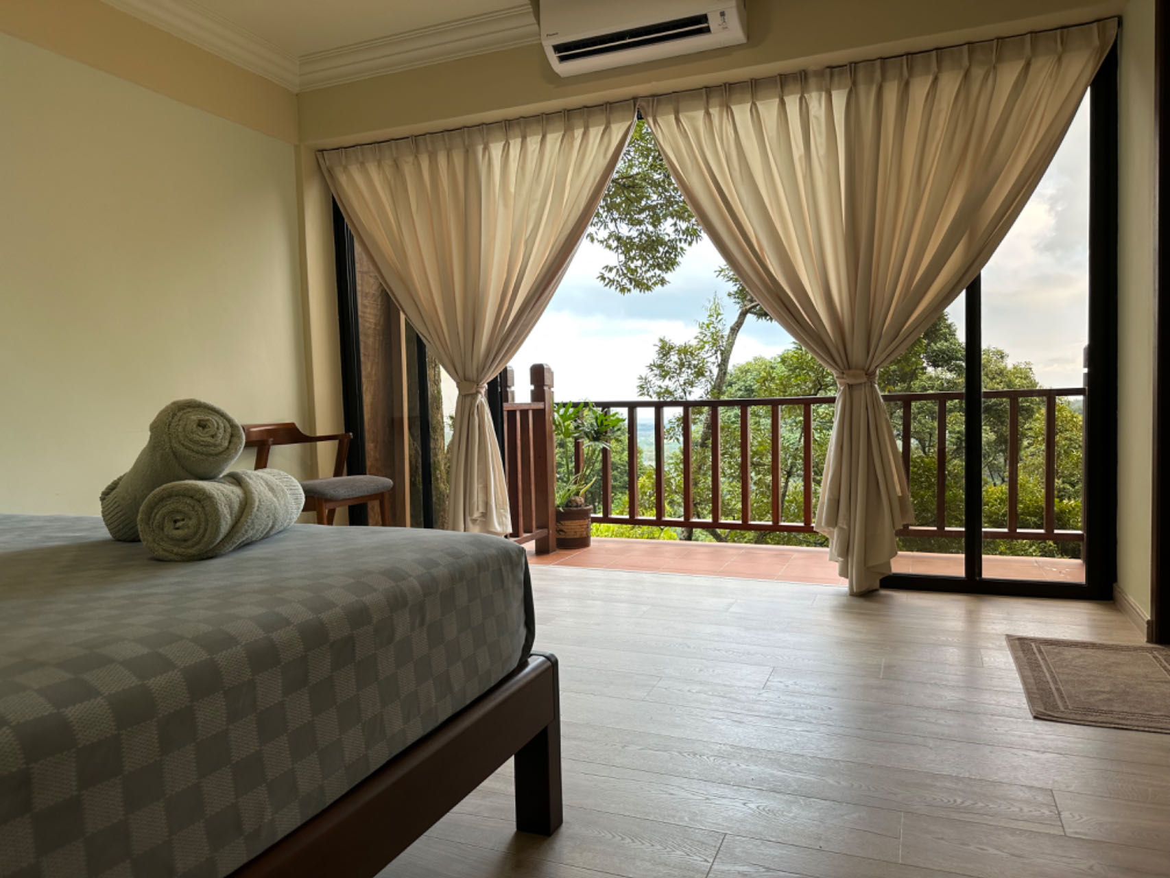 Standard Room with Bathtub