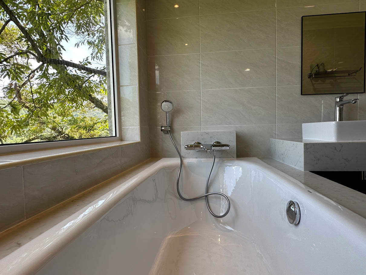 Standard Room with Bathtub