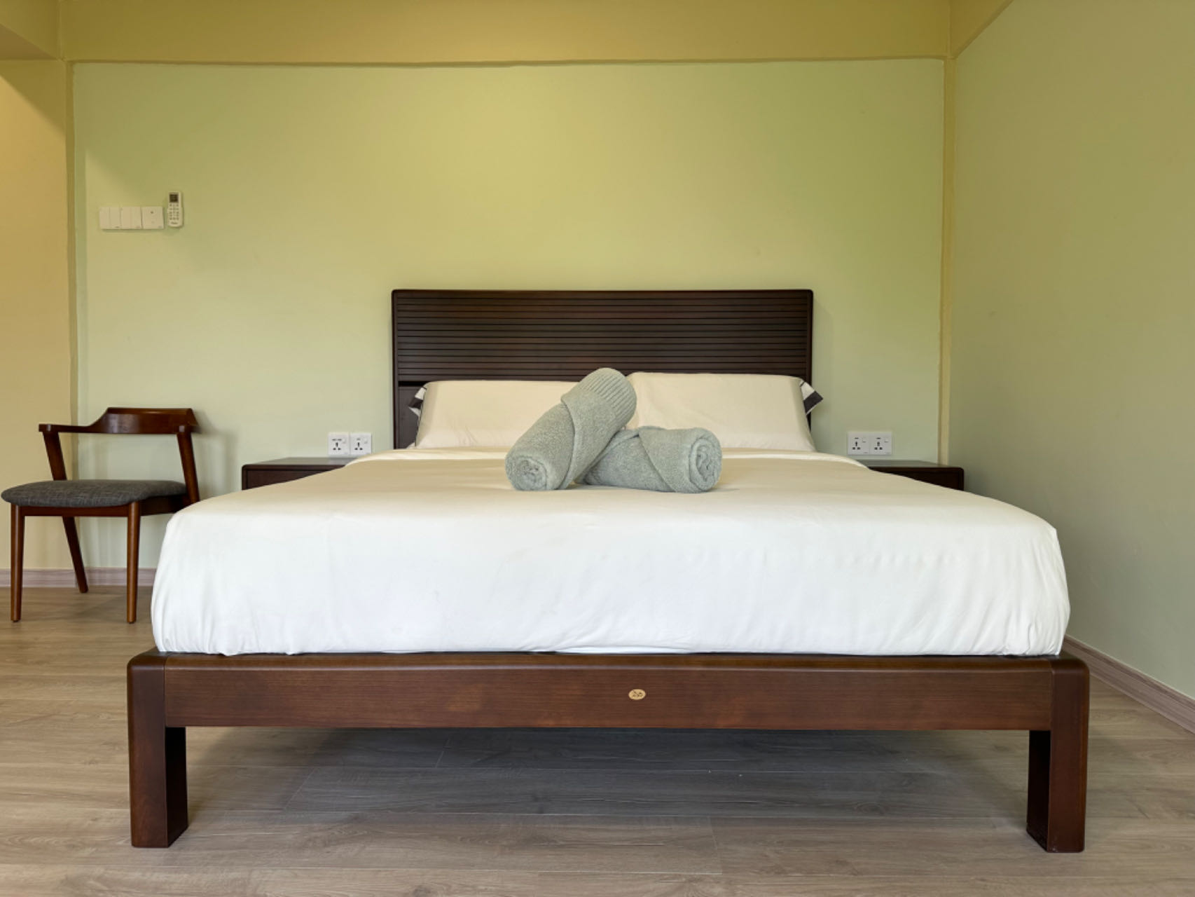 Standard Room with Bathtub