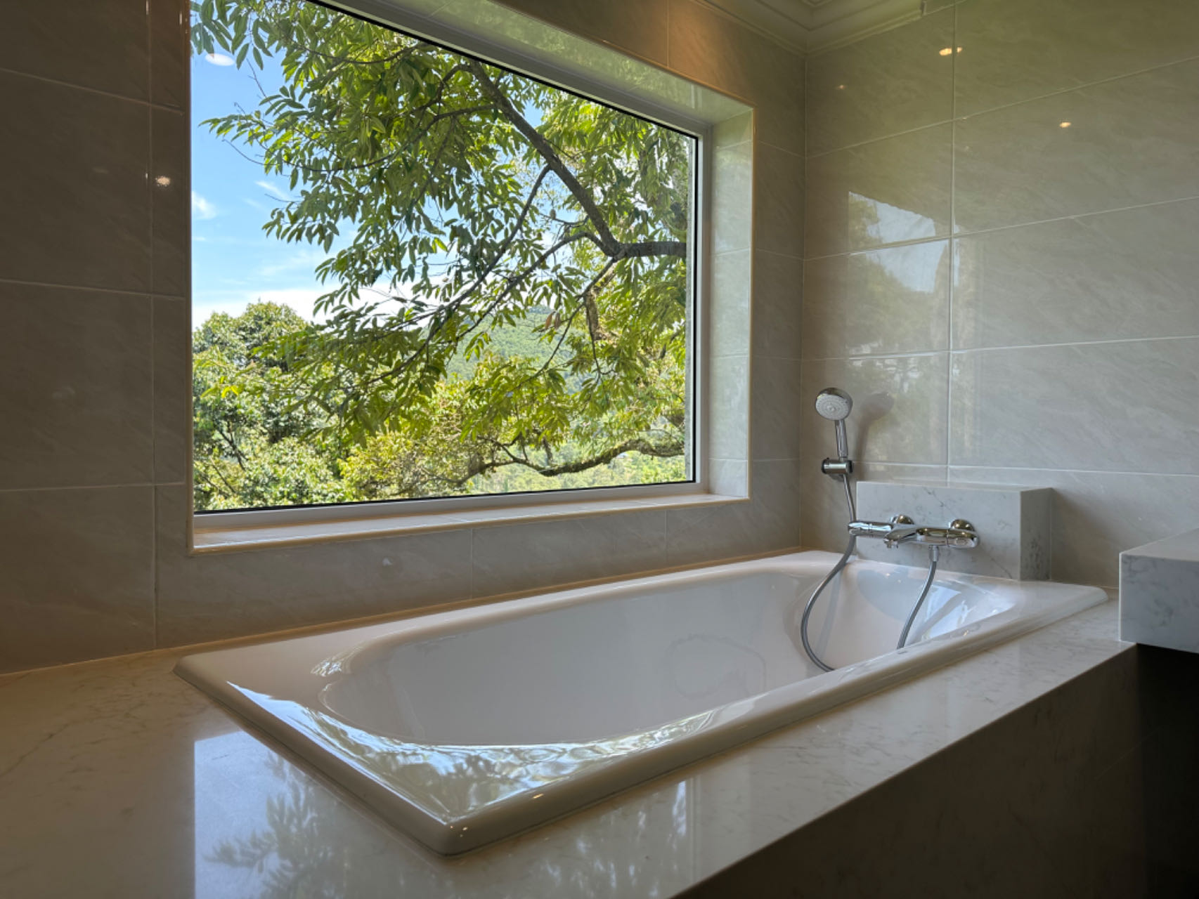 Standard Room with Bathtub